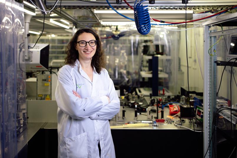 Foto von Clara Saraceno in einem Labor an der Ruhr-Universität Bochum