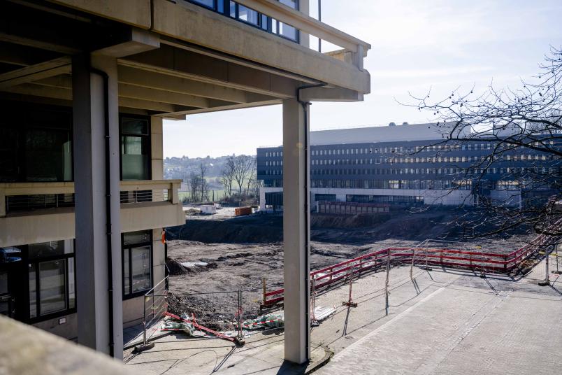Blick auf die Baugrube, in der in den kommenden Jahren der Ersatzneubau für das Gebäude GC auf dem Campus der RUB entstehen wird.