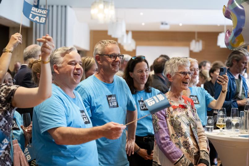 Bochumer Kanzler Achim Dilling und Dortmunder Kanzler Markus Neuhaus in Ruhr-Innovation-Lab-T-Shirts