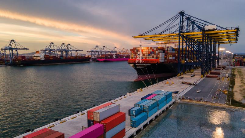 Hafen mit Containerschiffen