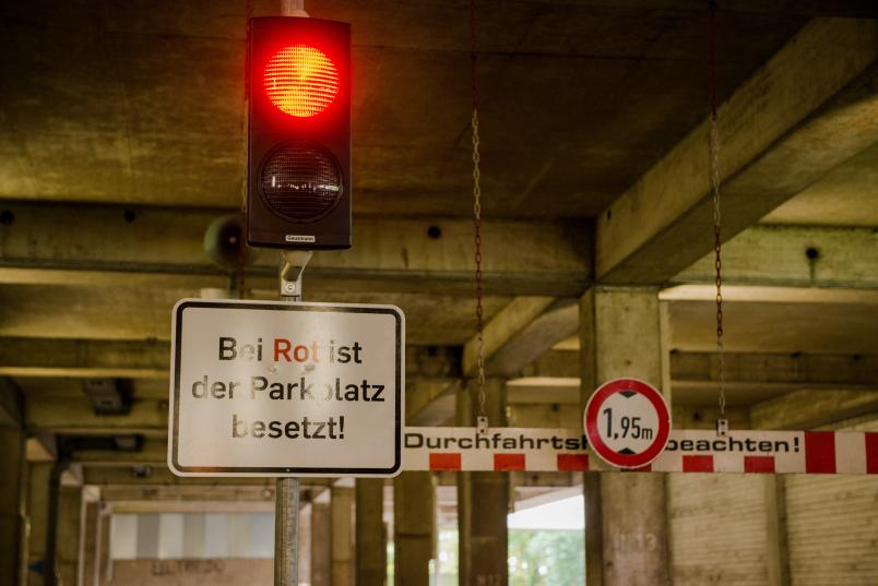 Einfahrt zum zentralen Verkehrsbauwerk wird durch eine Schranke und rote Ampel blockiert.