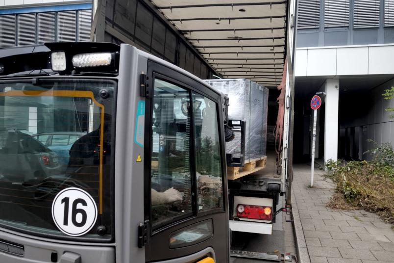 Der LKW wird beladen.