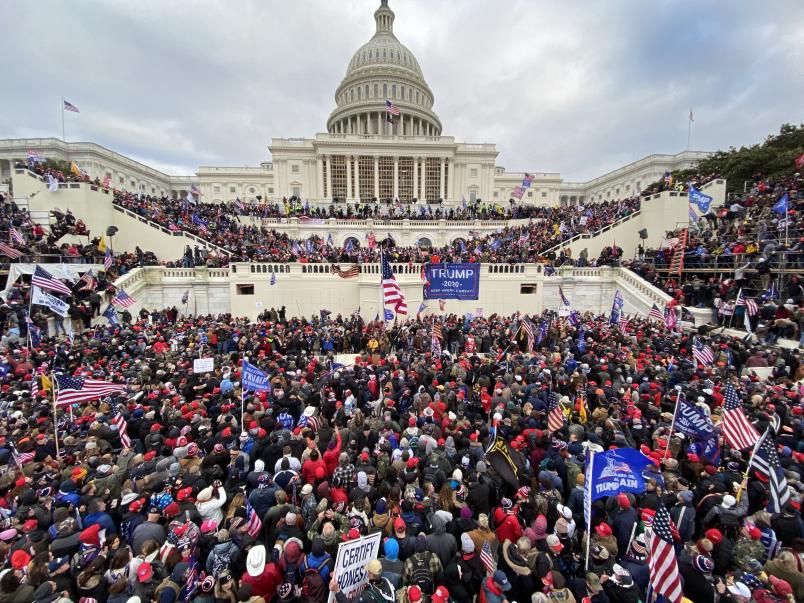 Menschen stürmen das Kapitol in Washington DC