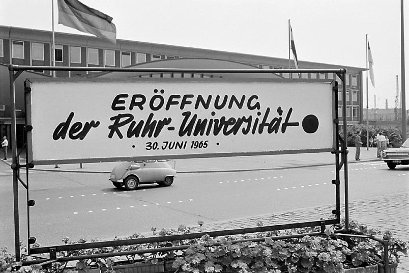 Tafel vor Bahnhof