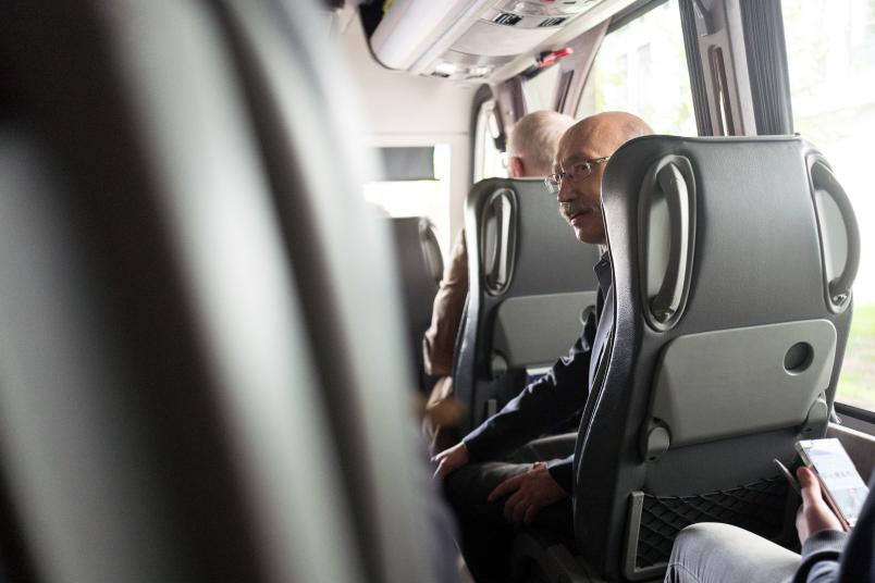 Mann im Bus, hört interessiert zu