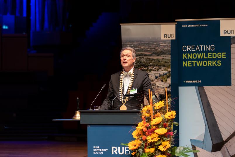 Rektor Prof. Dr. Axel Schölmerich begrüßt die Gäste der Jubiläumsfeier im Audimax der RUB.