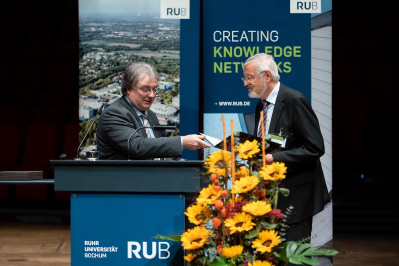 Forschungsdekan Prof. Dr. Ralf Erdmann (links) überreicht die Kortum-Medaille an Prof. Dr. Ulf Eysel.