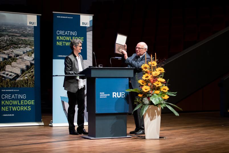 Prof. Dr. Kirsten Schmieder aus dem Knappschaftskrankenhaus (links) nimmt die Ehrung von Prof. Dr. Walter Gehlen vor.