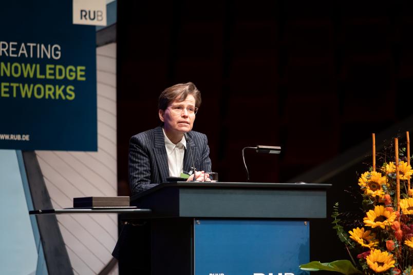 Die Pathologin Prof. Dr. Andrea Tannapfel hält die Laudatio auf Prof. Dr. Gert Muhr.