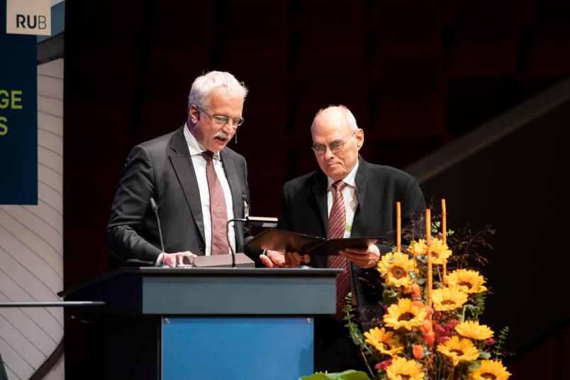 Der amtierende Dekan Prof. Dr. Ralf Gold (links) zeichnet Prof. Dr. Horst Przuntek mit der Kortum-Medaille aus.