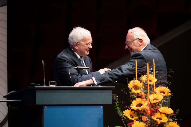 Langjährige Weggefährten aus dem Marienhospital Herne: Prof. Dr. Theodor Senge (rechts) empfängt die Auszeichnung von Prof. Dr. Hans-Joachim Trappe.