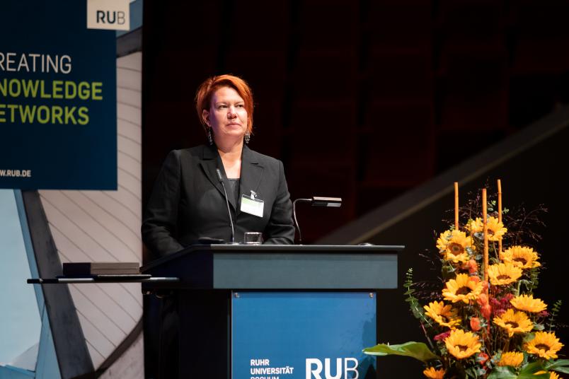 In Abwesenheit der Geehrten hält Prof. Dr. Katrin Marcus die Laudatio auf Prof. Dr. Monika von Düring.