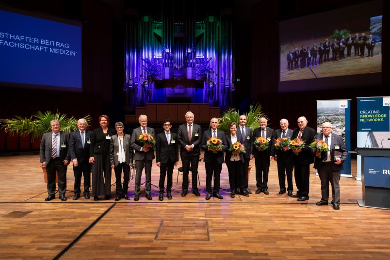 Gruppenbild (von links): Ralf Erdmann, Hans-Joachim Trappe, Katrin Marcus, Kirsten Schmieder, Reinhard Hohlfeld, Aiden Haghikia, Ralf Gold, Nikolaus Pfanner, Andrea Tannapfel, Gert Muhr, Ulf Eysel, Theodor Senge, Horst Przuntek, Walter Gehlen