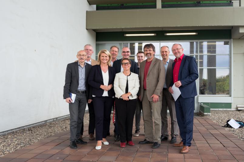 Gruppenbild mit acht Männern und zwei Frauen