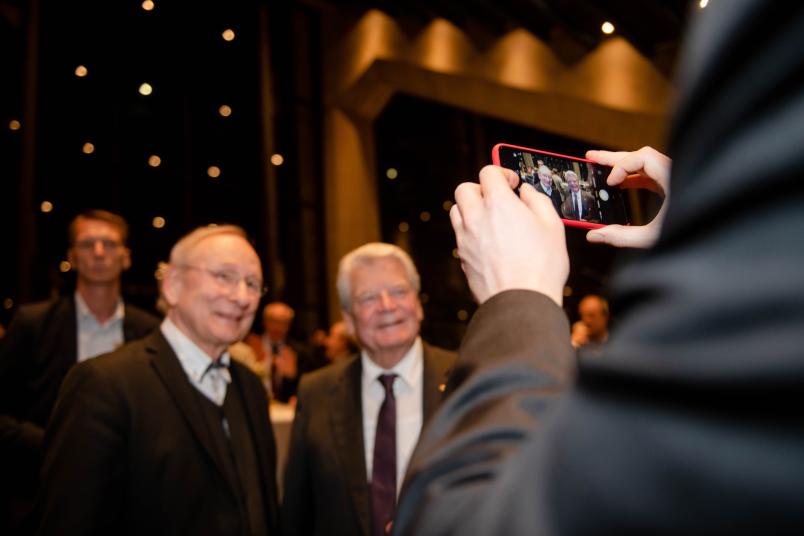 Gauck-Vorleseung, Selfie im Foyer