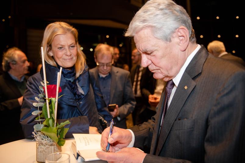 Gauck-Vorleseung, Widmung im Foyer