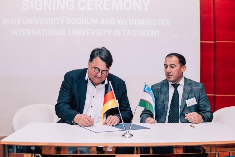 Rektor Martin Paul (links) unterzeichnet ein Memorandum of Understanding mit der Westminster International University in Taschkent, vertreten durch Ikrom Rikhsiboev.