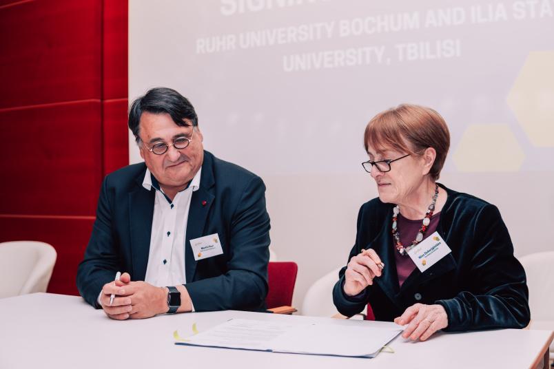 Auch mit der Staatlichen Ilia Universität Tiflis wurde ein Abkommen geschlossen, unterzeichnet von Rektorin Nino Doborjginidze.