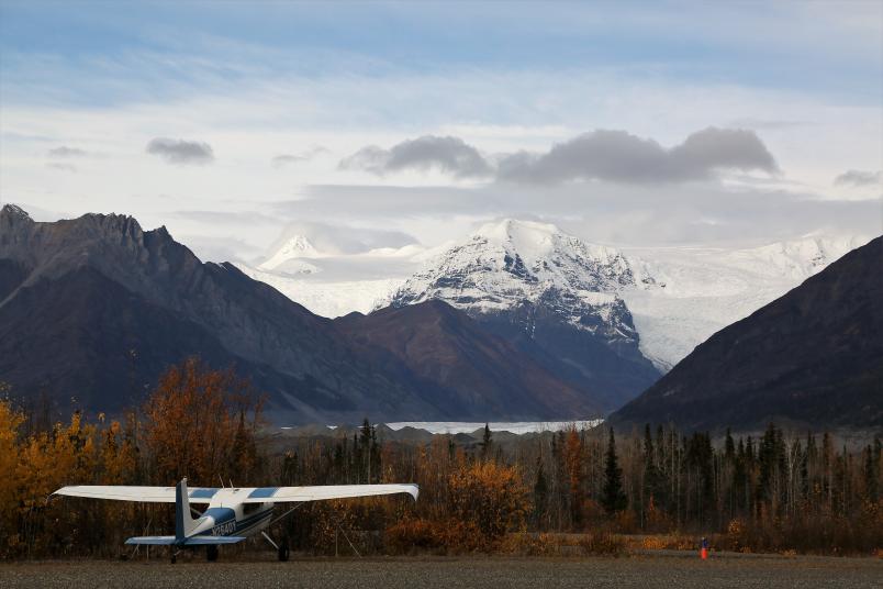 Flugzeug vor Gletscher