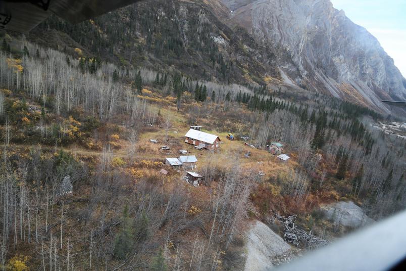 Hütte in den Bergen aus der Luft