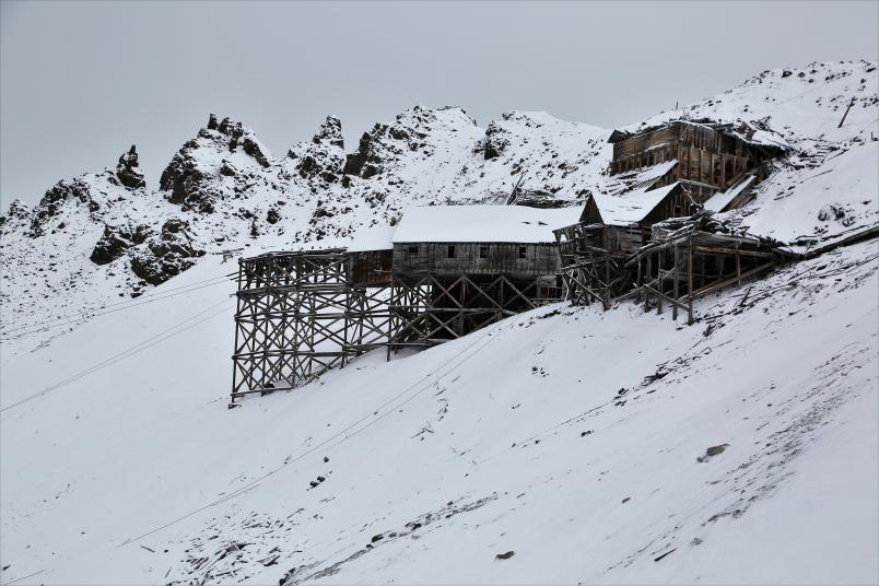 Verschneite alte Holzgebäude