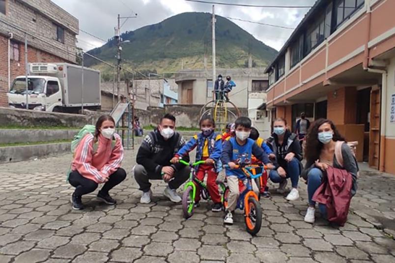 International: Gruppenbild mit 5 Studierenden und Schulkindern