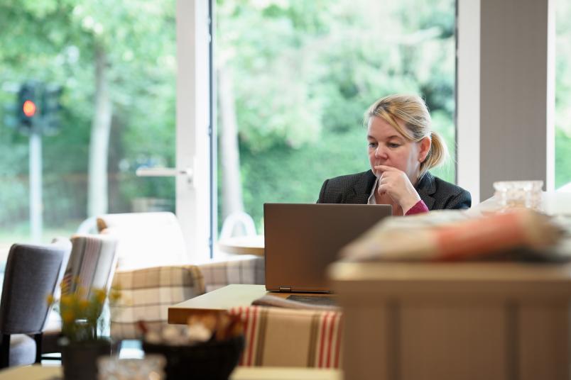 Person mit Laptop im Café