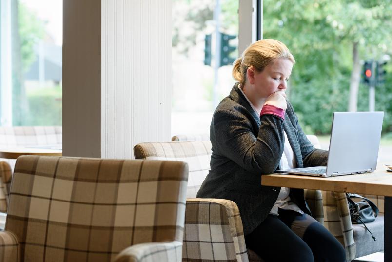 Person mit Laptop im Café