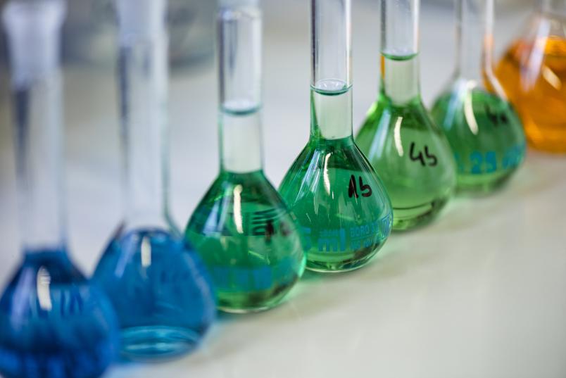 Blaue und grüne Flüssigkeiten