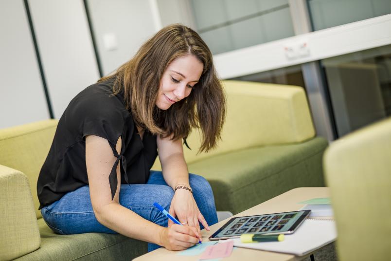 Studentin macht Notizen