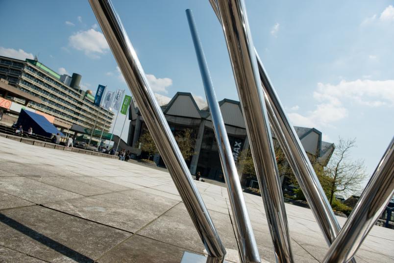 Kunstwerk auf dem Forum vor dem Eingang der Kunstsammlungen mit Blick auf das Audimax.