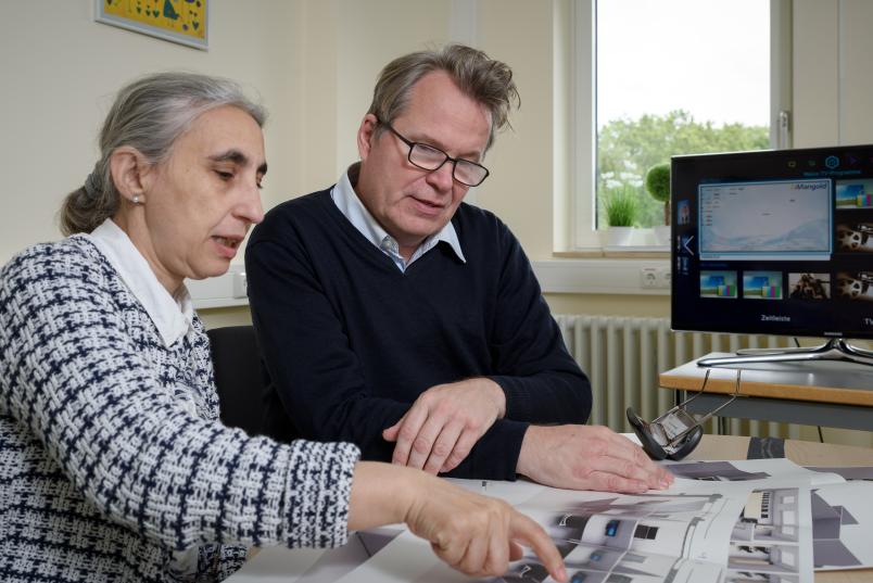 Forscherin und Forscher arbeiten am Schreibtisch