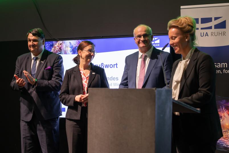 Ina Brandes (rechts) mit den beiden Rektoren und der Rektorin der drei Universitäten