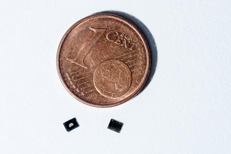 Ein-Cent-Münze und zwei kleinere Chips