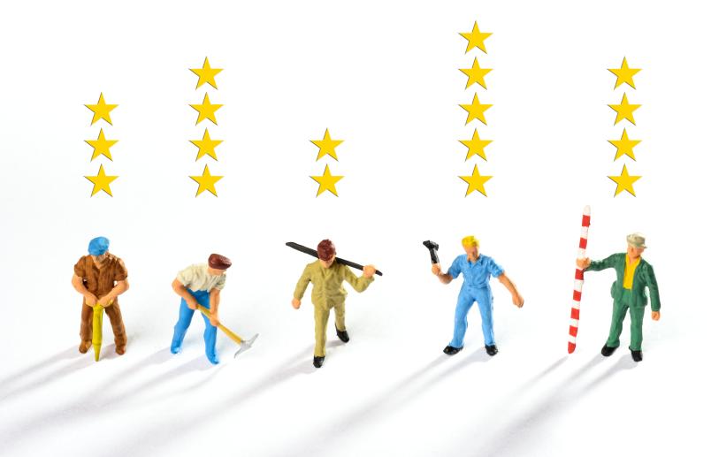 Kleine Figuren mit Bewertungssternen