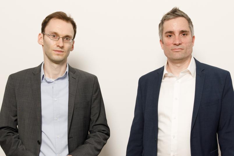 Porträtfoto der beiden RUB-Forscher Benjamin Derin (links) und Tobias Singelnstein