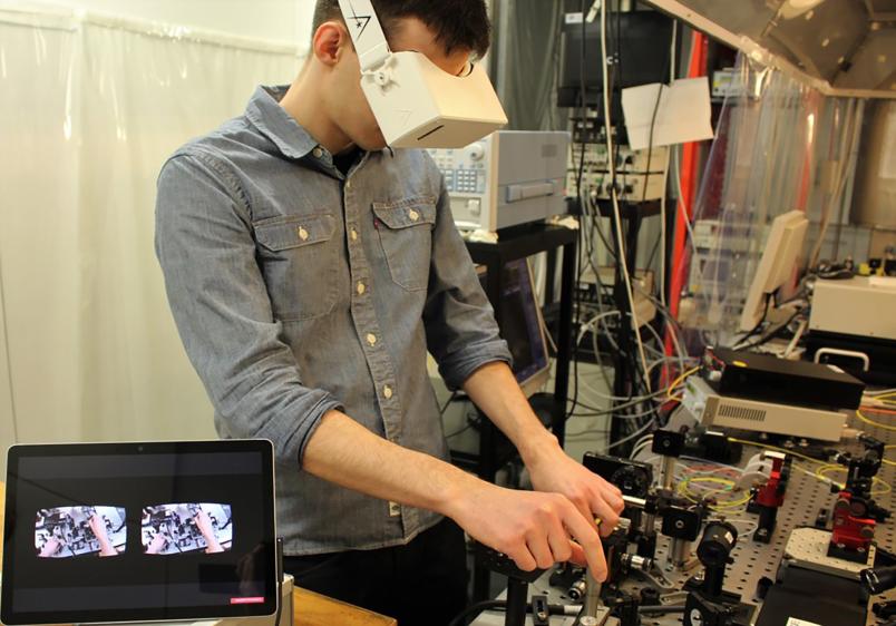 Studiernder im Labor mit Laserbrille 1