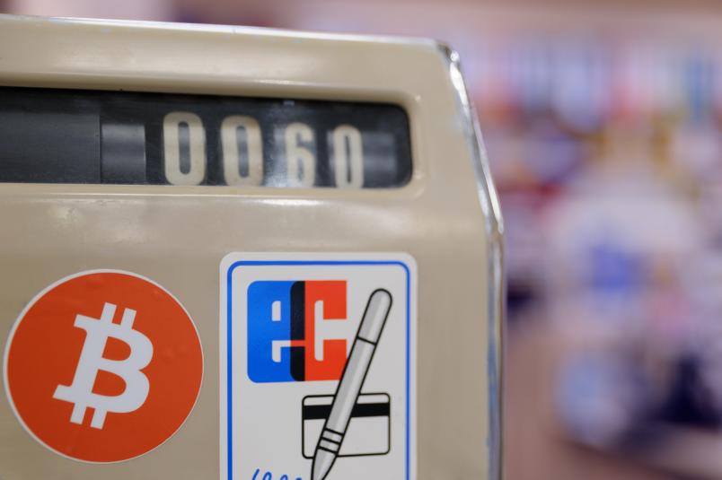 Eine alte Kasse mit Bitcoin-Aufkleber