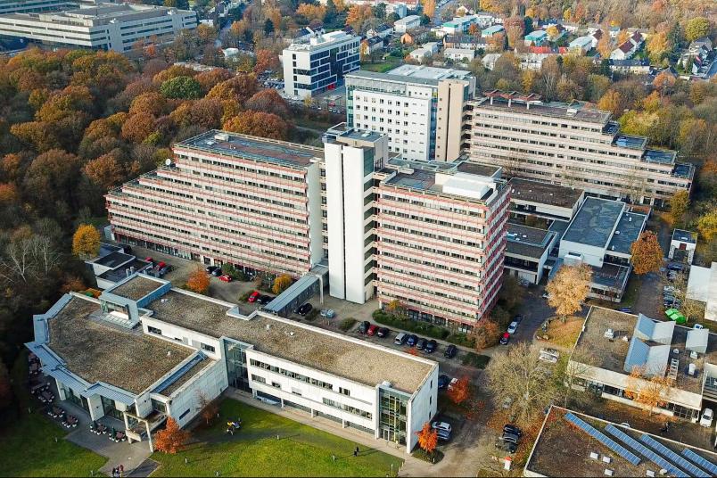 Im Osten der RUB grenzt die Hohschule an den Campus, die Übergänge sind fließend.