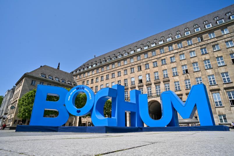 Ansicht des Rathausplatzes in Bochum mit buntem Selfiepoint