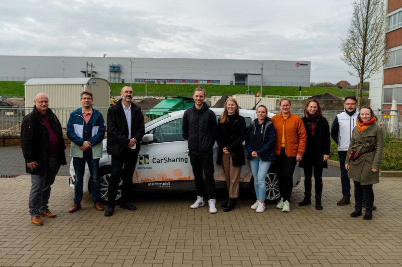 Projektteam vor E-Auto