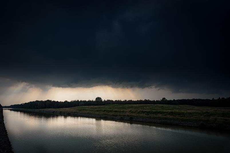 Düsterer Himmel über einer Wiesenlandschaft