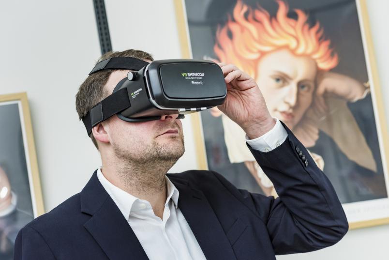 Mann mit VR-Brille