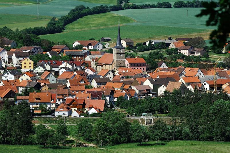 Blick auf eine kleine Stadt