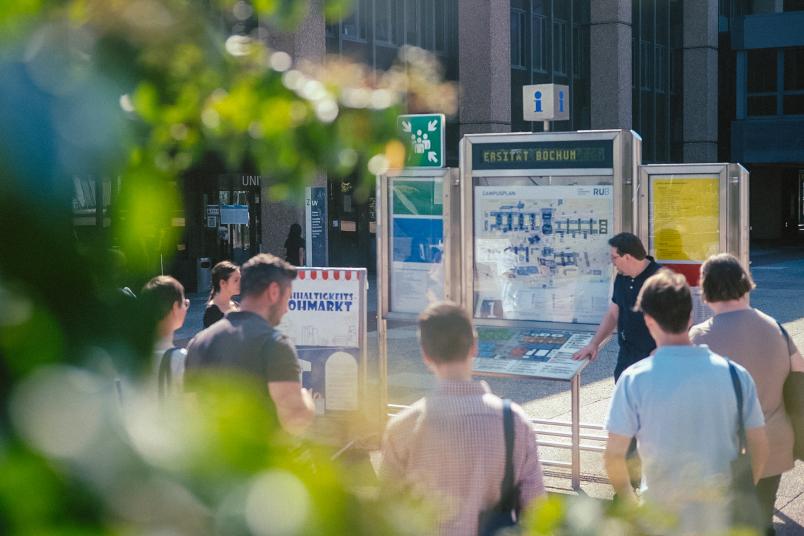 Menschen auf dem Campus