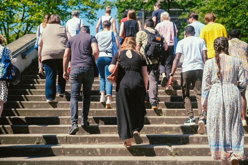 Menschen steigen eine Treppe hoch