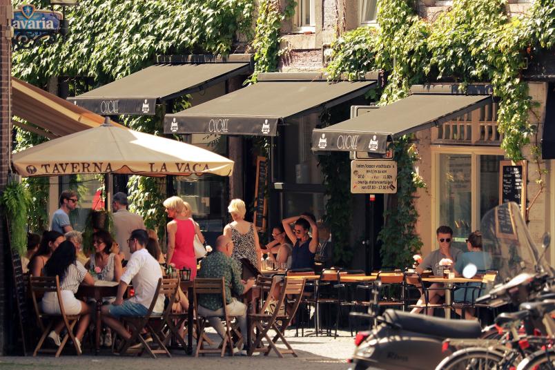 Cafészene in einer Stadt