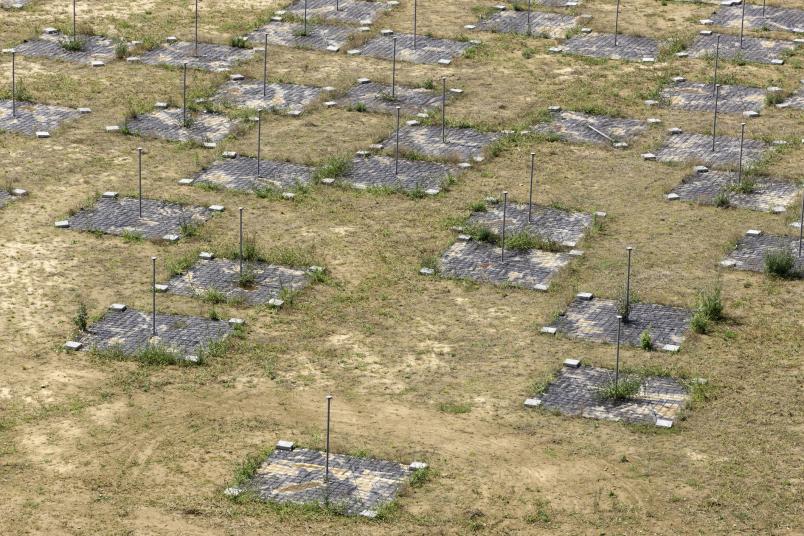 Technische Anlage auf grüner Wiese