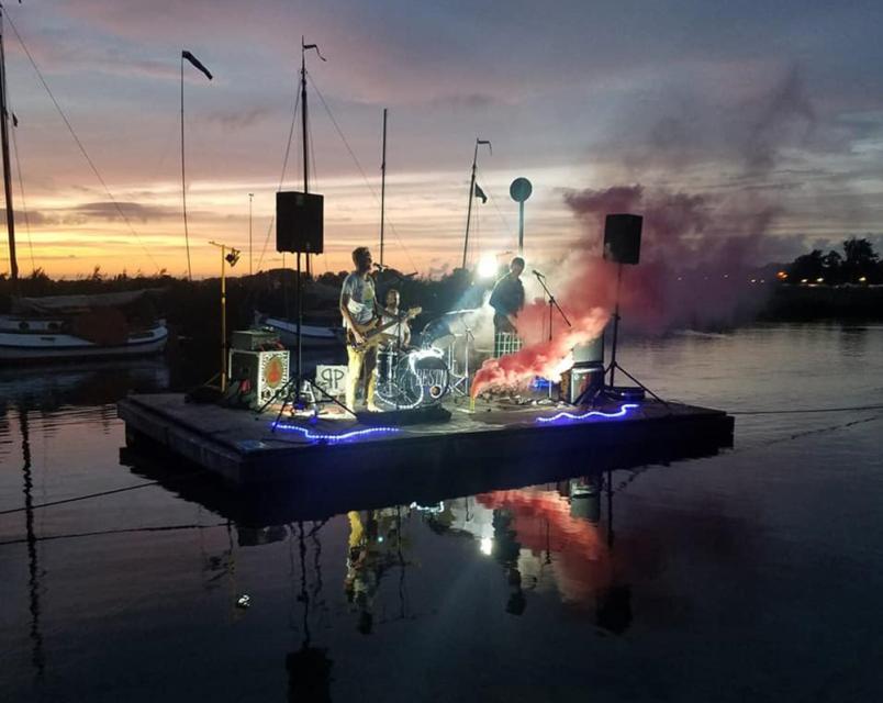 Konzert auf einer Bühne im Wasser