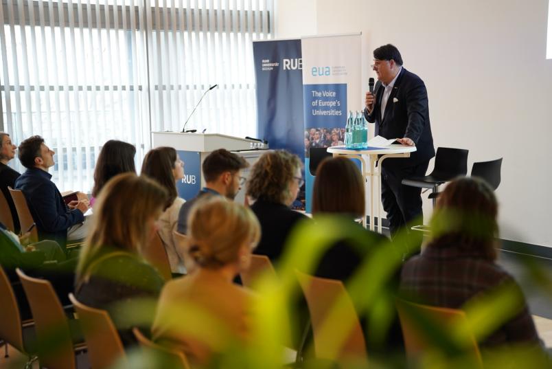 Rektor Martin Paul begrüßt die Teilnehmenden an der Ruhr-Universität Bochum.